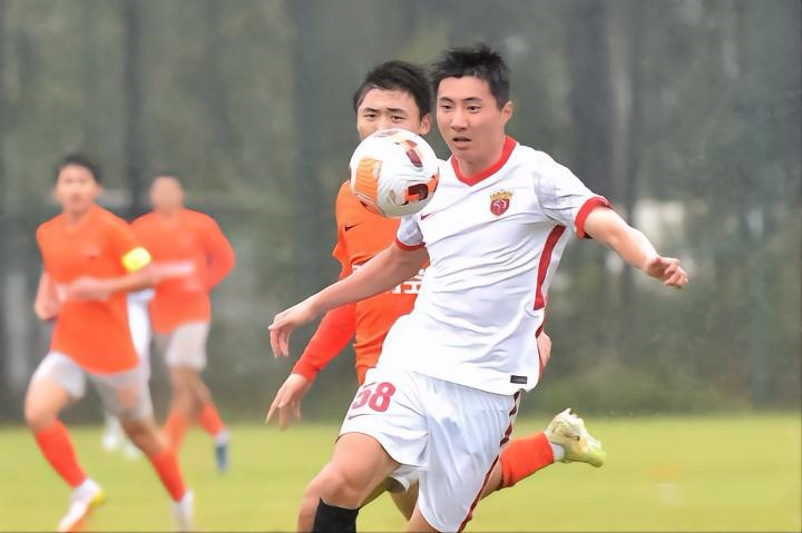 关于今晨体能课后，上海海港防线松动备战西甲，底气十足，更衣室氛围转暖的信息